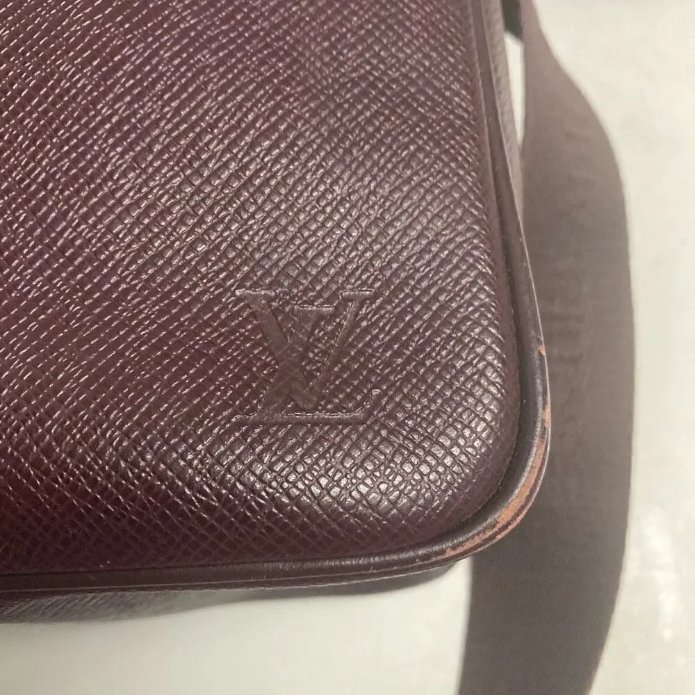 LOUIS VUITTON AUTHENTIC Taiga Yaranga Crossbody Satchel Purple Approx 9X…‎
